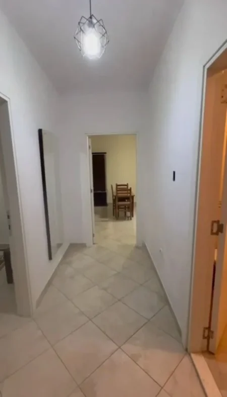 Tirane, jap me qera apartament 1+1+Ballkon Kati 1, 63 m² 400 € (Astir, prane Granda Hotel)