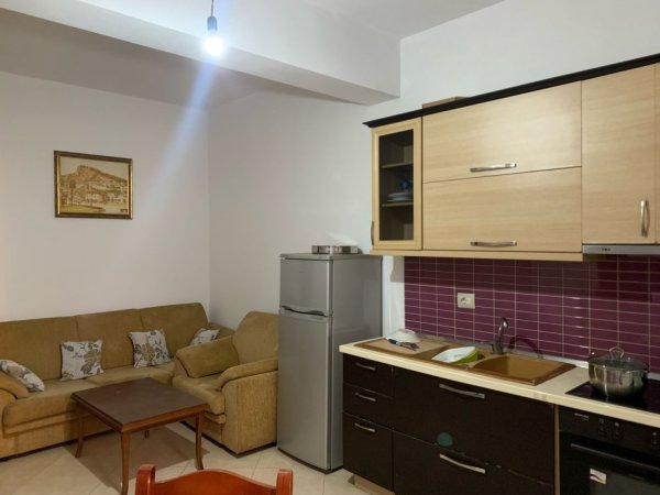 Tirane, jepet me qera apartament 1+1 Kati 1, 60 m² 300 € (JEPET ME QERA SUPER HYRJE 1+1 NE ASTIR TEK VILA L)