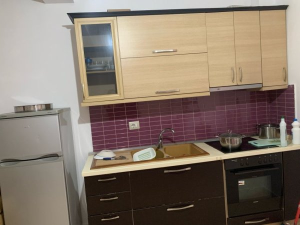 Tirane, jepet me qera apartament 1+1 Kati 1, 60 m² 300 € (JEPET ME QERA SUPER HYRJE 1+1 NE ASTIR TEK VILA L)