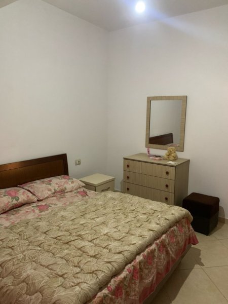 Tirane, jepet me qera apartament 1+1 Kati 1, 60 m² 300 € (JEPET ME QERA SUPER HYRJE 1+1 NE ASTIR TEK VILA L)