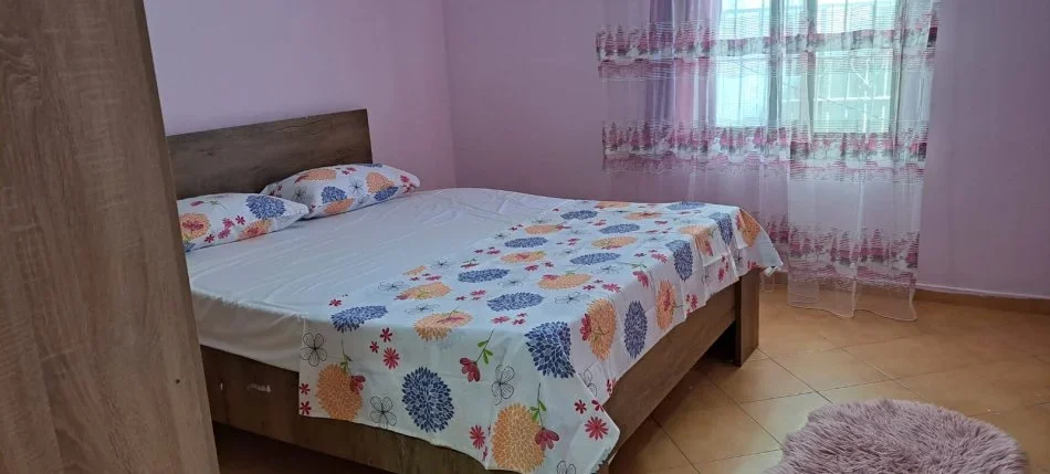 Tirane, jap me qera apartament 1+1+Ballkon Kati 1, 50 m² 450 € (shyqyry ishmi)