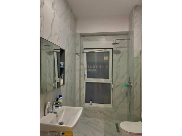 Tirane, jepet me qera apartament 1+1 Kati 7, 53 m² 400 € (Rezidenca Kaimi)