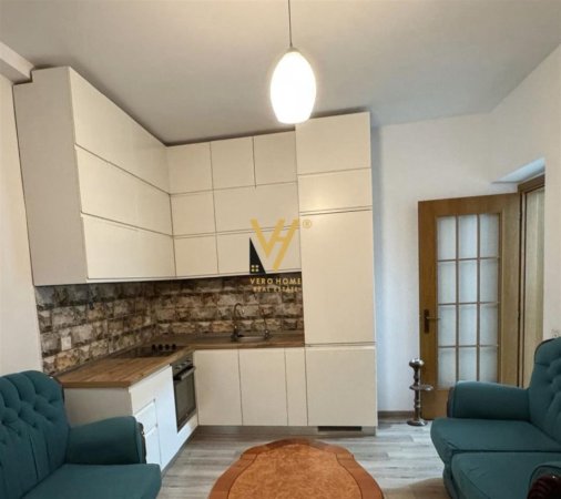Tirane, jepet me qera apartament 1+1+Ballkon Kati 5, 65 m² 550 € (AMBASADA AMERIKANE)