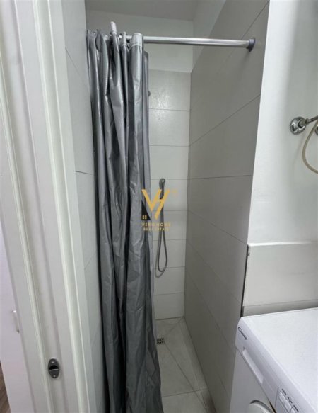 Tirane, jepet me qera apartament 1+1+Ballkon Kati 5, 65 m² 550 € (AMBASADA AMERIKANE)