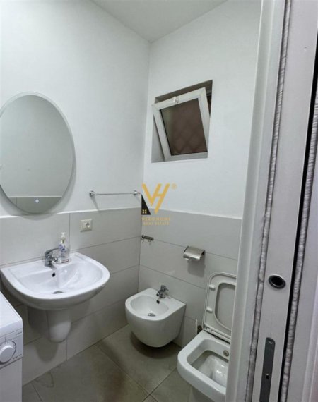 Tirane, jepet me qera apartament 1+1+Ballkon Kati 5, 65 m² 550 € (AMBASADA AMERIKANE)