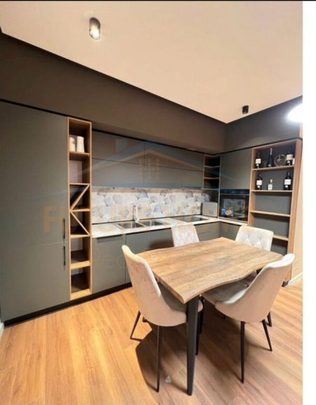 Tirane, jepet me qera apartament 2+1 Kati 4, 100 m² 750 € (Komuna e parisit)
