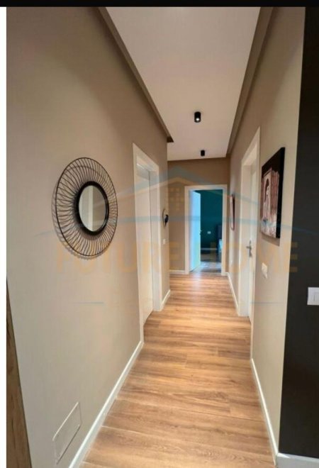 Tirane, jepet me qera apartament 2+1 Kati 4, 100 m² 750 € (Komuna e parisit)