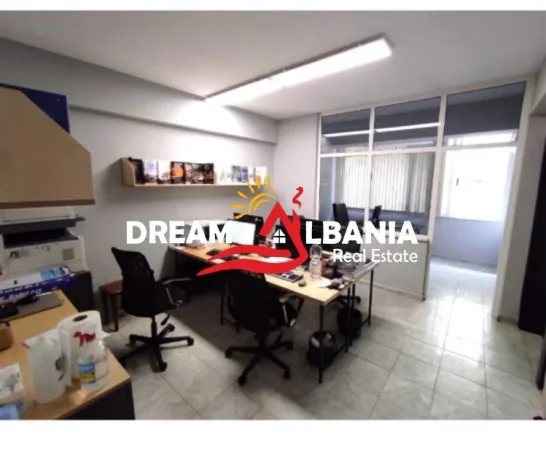 Tirane, jepet me qera zyre , 62 m² 600 € 
