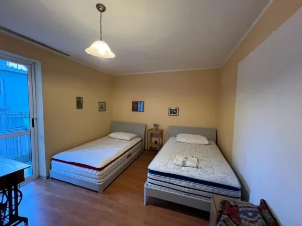 Tirane, jepet me qera apartament 2+1+Ballkon Kati 4, 100 m² 600 € (ATSH)