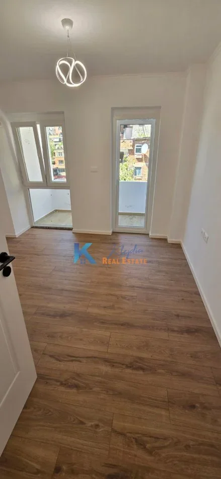 Tirane, shitet apartament 2+1+Ballkon Kati 4, 64 m² 169.000 € (Rruga e Kavajes, afer Poliklinikes nr.9)