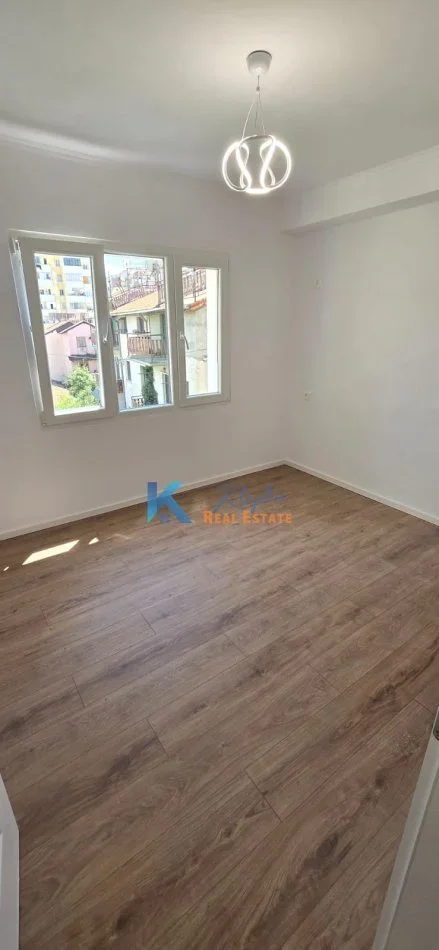 Tirane, shitet apartament 2+1+Ballkon Kati 4, 64 m² 169.000 € (Rruga e Kavajes, afer Poliklinikes nr.9)
