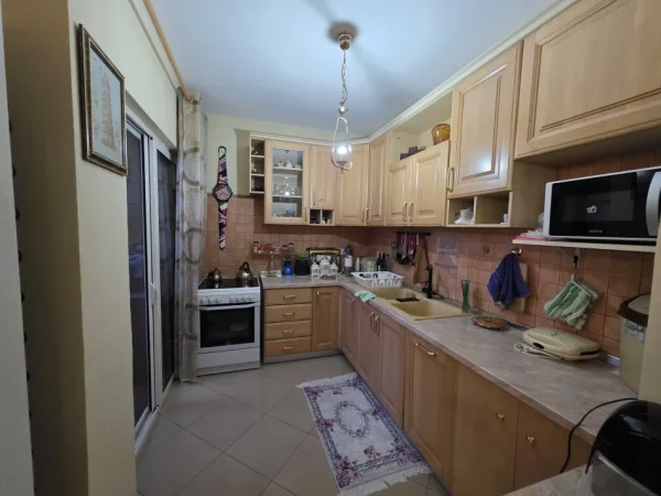 Shitet Apartament 1+1, Rruga Elbasanit, prane Ambasades Amerikane