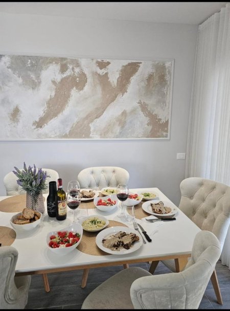 Tirane, jepet me qera apartament 2+1 Kati 4, 176 m² 800 € (Linze- Rruga e Dajtit, perballe rezidences Platea.)