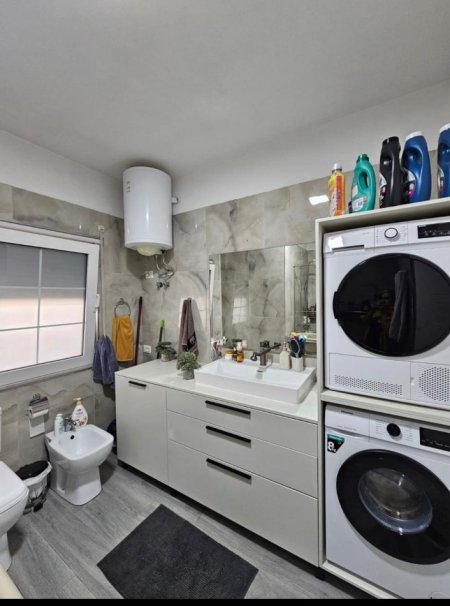 Tirane, jepet me qera apartament 2+1 Kati 4, 176 m² 800 € (Linze- Rruga e Dajtit, perballe rezidences Platea.)