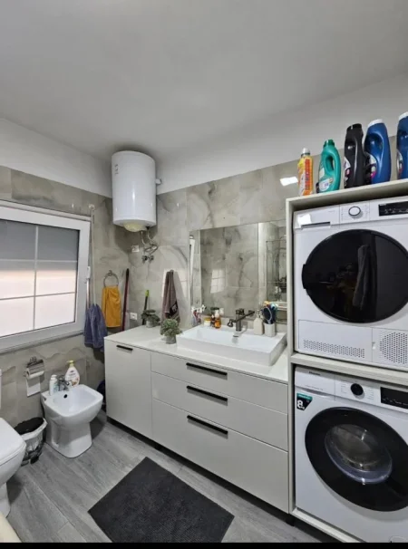 Tirane, jepet me qera apartament 2+1 Kati 4, 176 m² 800 € (Linze- Rruga e Dajtit, perballe rezidences Platea.)