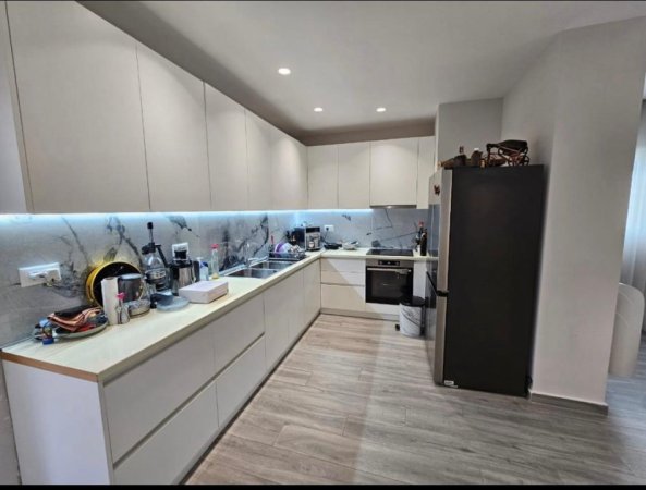 Tirane, jepet me qera apartament 2+1 Kati 4, 176 m² 800 € (Linze- Rruga e Dajtit, perballe rezidences Platea.)