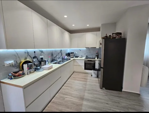 Tirane, jepet me qera apartament 2+1 Kati 4, 176 m² 800 € (Linze- Rruga e Dajtit, perballe rezidences Platea.)