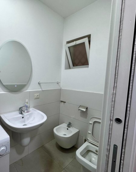 Tirane, jepet me qera apartament 2+1 Kati 5, 45 m² 550 € (Rruga Thoma Avrami)