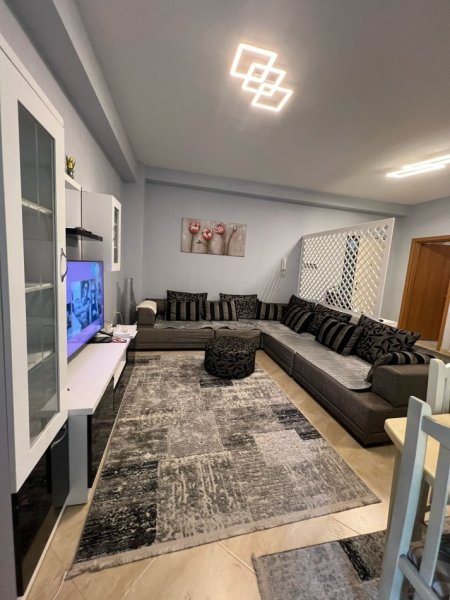 Tirane, jepet me qera apartament 1+1+Ballkon Kati 4, 70 m² 510 € (Rruga Siri Kodra)