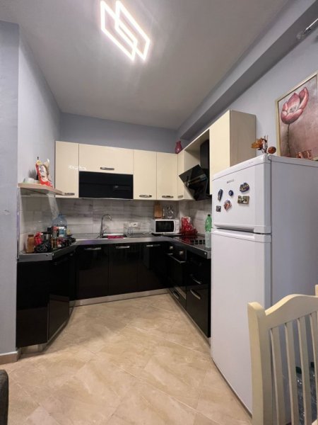 Tirane, jepet me qera apartament 1+1+Ballkon Kati 4, 70 m² 510 € (Rruga Siri Kodra)