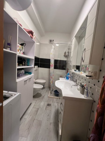 Tirane, jepet me qera apartament 1+1+Ballkon Kati 4, 70 m² 510 € (Rruga Siri Kodra)