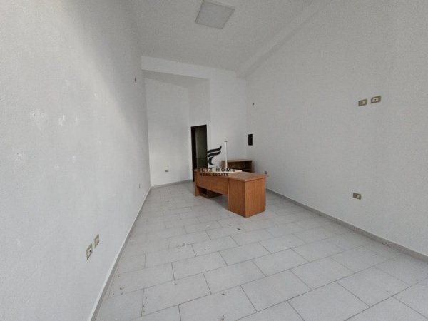Tirane, shitet dyqan Kati 0, 31 m² 95.000 € (MINE PEZA)