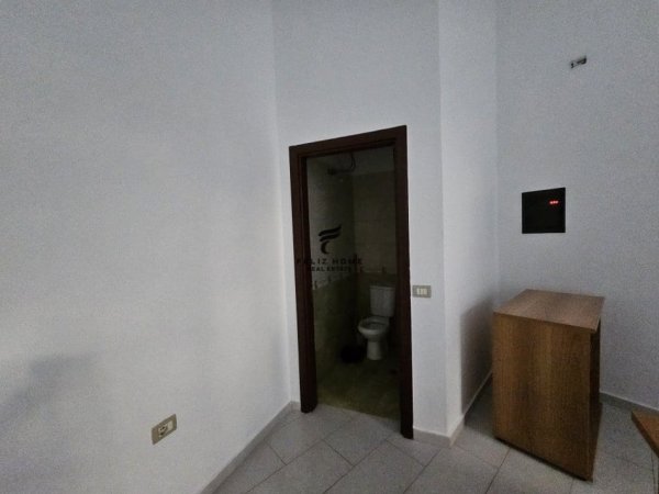 Tirane, shitet dyqan Kati 0, 31 m² 95.000 € (MINE PEZA)