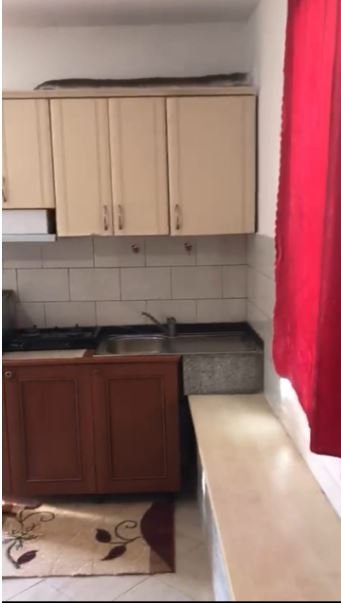 Tirane, jepet me qera apartament 1+1 Kati 1, 50 m² 220 € ( JEPET ME QERA SHTËPI 1+1 NË 5 MAJ – VETËM PËR VAJZA!)