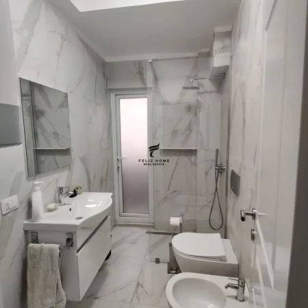 Tirane, jepet me qera zyre Kati 1, 112 m² 800 € (21 DHJETORI)
