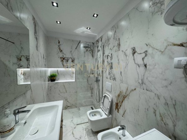 Tirane, jepet me qera apartament 2+1 Kati 6, 110 m² 900 € (KOMUNA E PARISIT)
