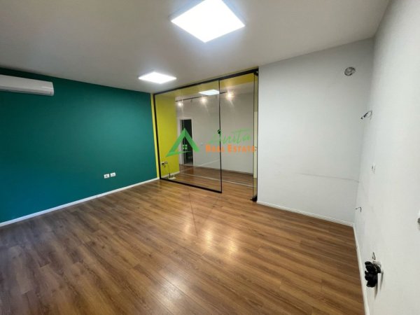 Tirane, jepet me qera zyre Kati 2, 53 m² 600 € (Rruga Asim Vokshi)