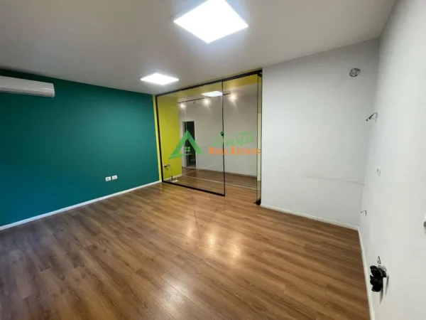 Tirane, jepet me qera zyre Kati 2, 53 m² 600 € (Rruga Asim Vokshi)