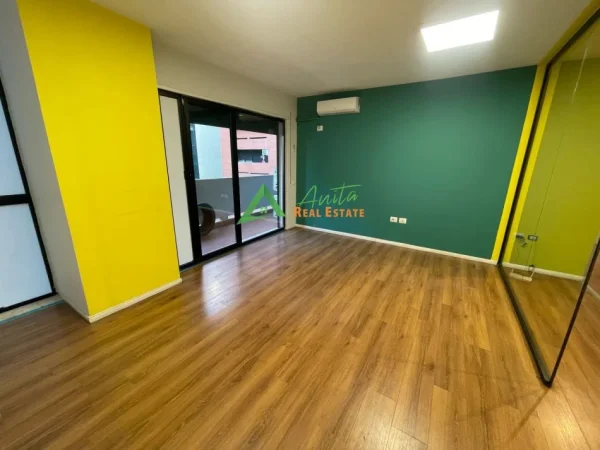 Tirane, jepet me qera zyre Kati 2, 53 m² 600 € (Rruga Asim Vokshi)