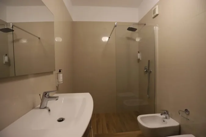 Tirane, jepet me qera apartament 1+1 Kati 7, 70 m² 600 € (Rruga Muhamet Gjollesha)