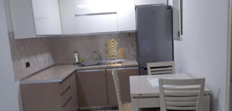 Tirane, jepet me qera apartament 1+1+Ballkon Kati 4, 65 m² 400 € (Rruga Memo Meto)