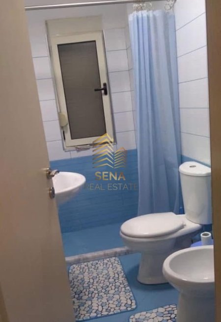 Tirane, jepet me qera apartament 1+1+Ballkon Kati 4, 65 m² 400 € (Rruga Memo Meto)