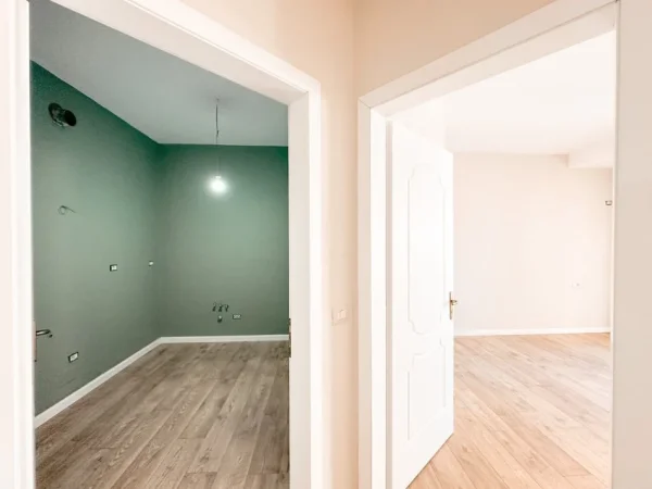 Tirane, jepet me qera zyre Kati 6, 80 m² 750 € (rruga urani pano)