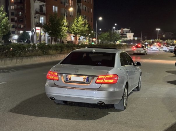 Tirane, shitet makine Mercedes-Benz 350 Benzin, gri metalizato automatik Kondicioner 188.000 km 7.500 €