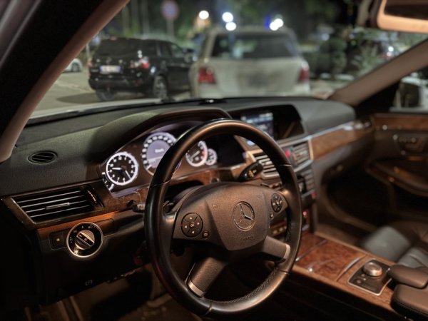 Tirane, shitet makine Mercedes-Benz 350 Benzin, gri metalizato automatik Kondicioner 188.000 km 7.500 €