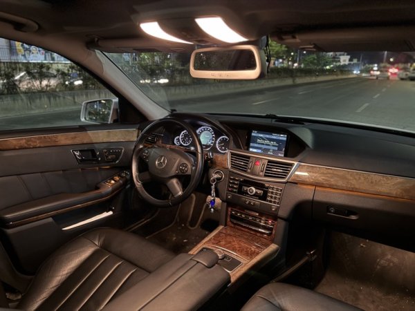 Tirane, shitet makine Mercedes-Benz 350 Benzin, gri metalizato automatik Kondicioner 188.000 km 7.500 €
