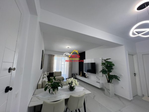 Vlore, shitet apartament 1+1+Ballkon Kati 8, 76 m² 135.000 € (Rruga Sadik Zotaj)
