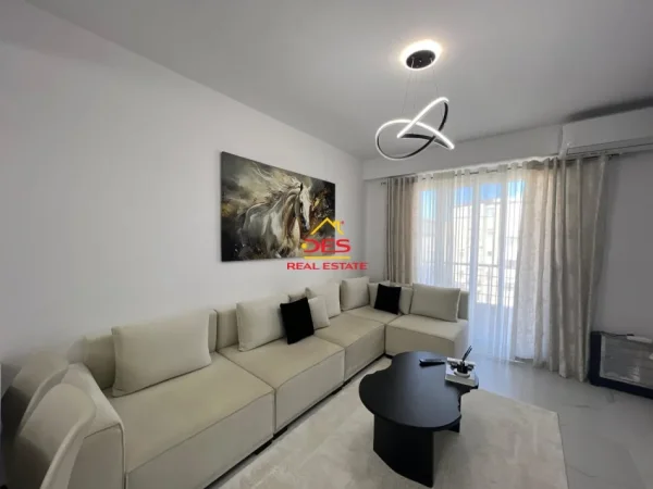 Vlore, shitet apartament 1+1+Ballkon Kati 8, 76 m² 135.000 € (Rruga Sadik Zotaj)