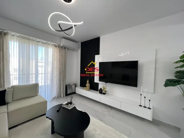 Vlore, shitet apartament 1+1+Ballkon Kati 8, 76 m² 135.000 € (Rruga Sadik Zotaj)