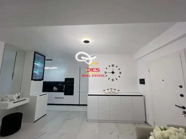 Vlore, shitet apartament 1+1+Ballkon Kati 8, 76 m² 135.000 € (Rruga Sadik Zotaj)