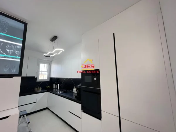 Vlore, shitet apartament 1+1+Ballkon Kati 8, 76 m² 135.000 € (Rruga Sadik Zotaj)