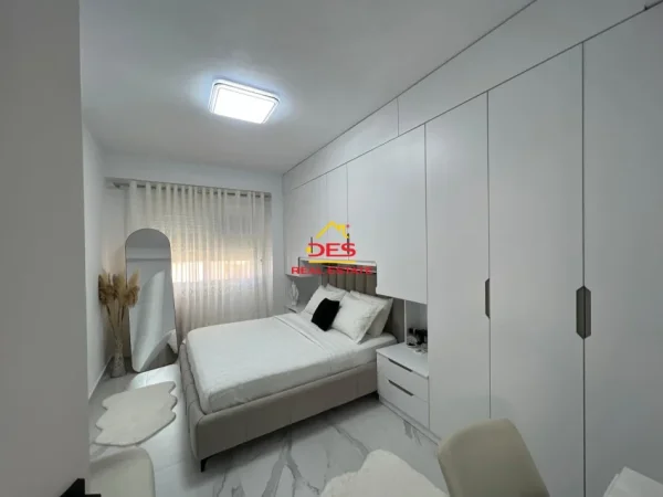 Vlore, shitet apartament 1+1+Ballkon Kati 8, 76 m² 135.000 € (Rruga Sadik Zotaj)