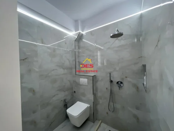 Vlore, shitet apartament 1+1+Ballkon Kati 8, 76 m² 135.000 € (Rruga Sadik Zotaj)