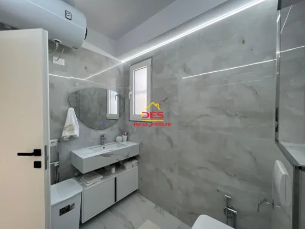 Vlore, shitet apartament 1+1+Ballkon Kati 8, 76 m² 135.000 € (Rruga Sadik Zotaj)