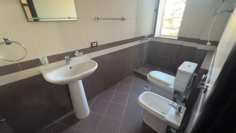 Tirane, jepet me qera apartament 3+1+Ballkon Kati 2, 90 m² 510 € (Rruga Sali Nivica)
