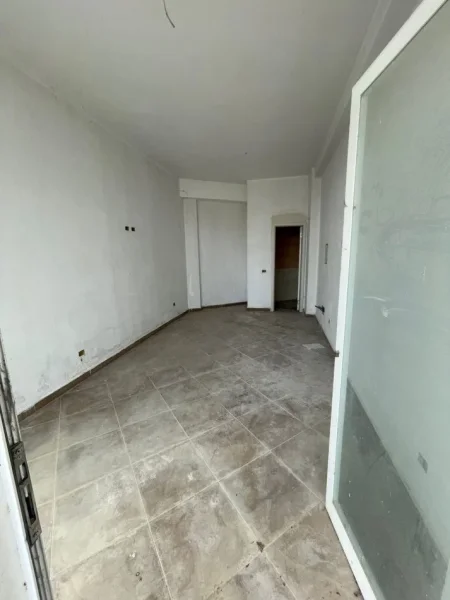 shitet dyqan Kati 0, 23 m² (Fresku)